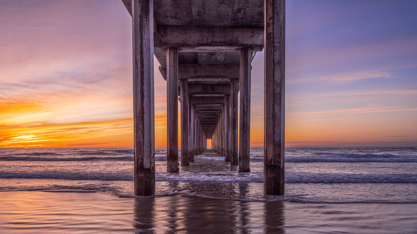 Bajo puente al atardecer